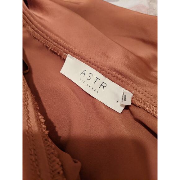 ASTR The Label Blouse Off Shoulder Asymmetrical Top Satin Women's Size Small - Picture 4 of 5